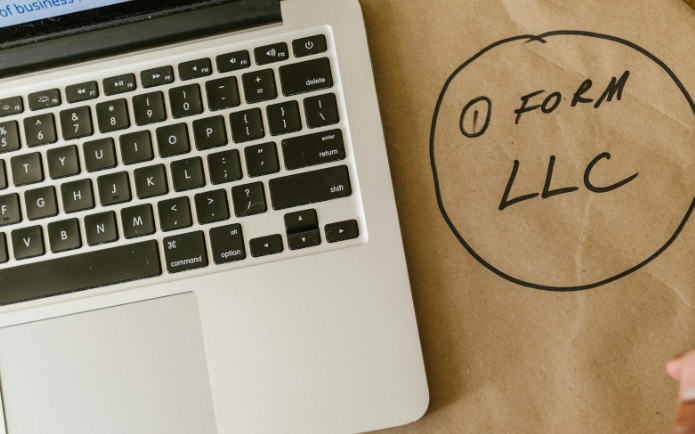 This image shows a laptop and a note on craft paper.